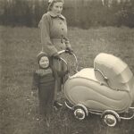 05-30er_Jahre_Mutter_mit_Kinderwagen_und_Kind