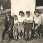 06-30er_Jahre_Sitzgruppe_an_der_Hausecke