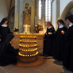 Benediktinerinnen waehrend der Katholischen Jugendvesper am 20.09.2009 im Kloster Marienrode/Hildesheim.

Foto: Jens Schulze, 0170 - 18 42 850, jens.schulze@email.de 
Abdruck nur gegen Namensnennung und Honorar zzgl. 7% MwSt., Kto: 543489, BLZ: 25050180